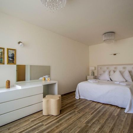 Unique Charles Bridge 2Bdr Apartment. Prague Luaran gambar
