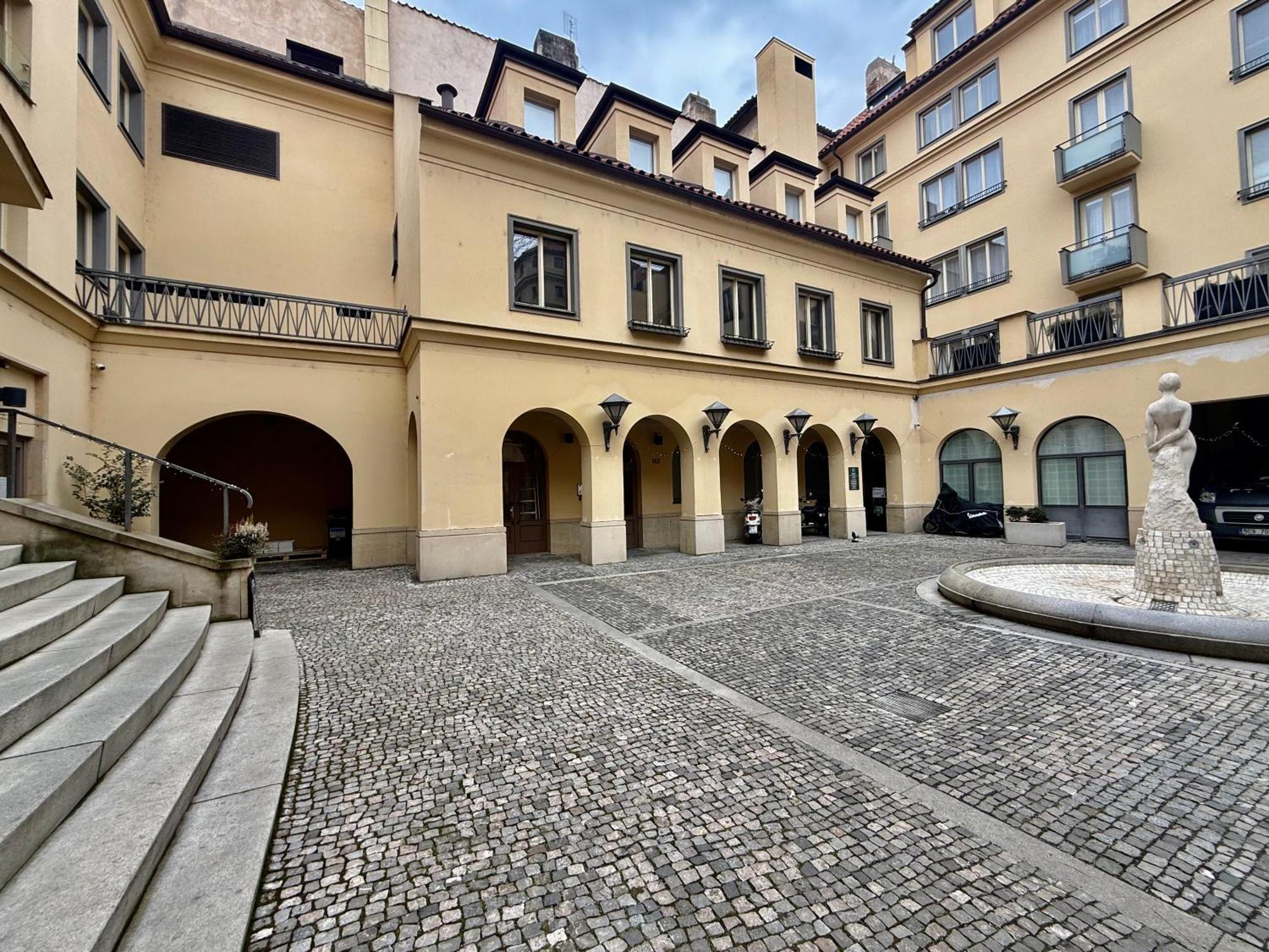 Unique Charles Bridge 2Bdr Apartment. Prague Luaran gambar