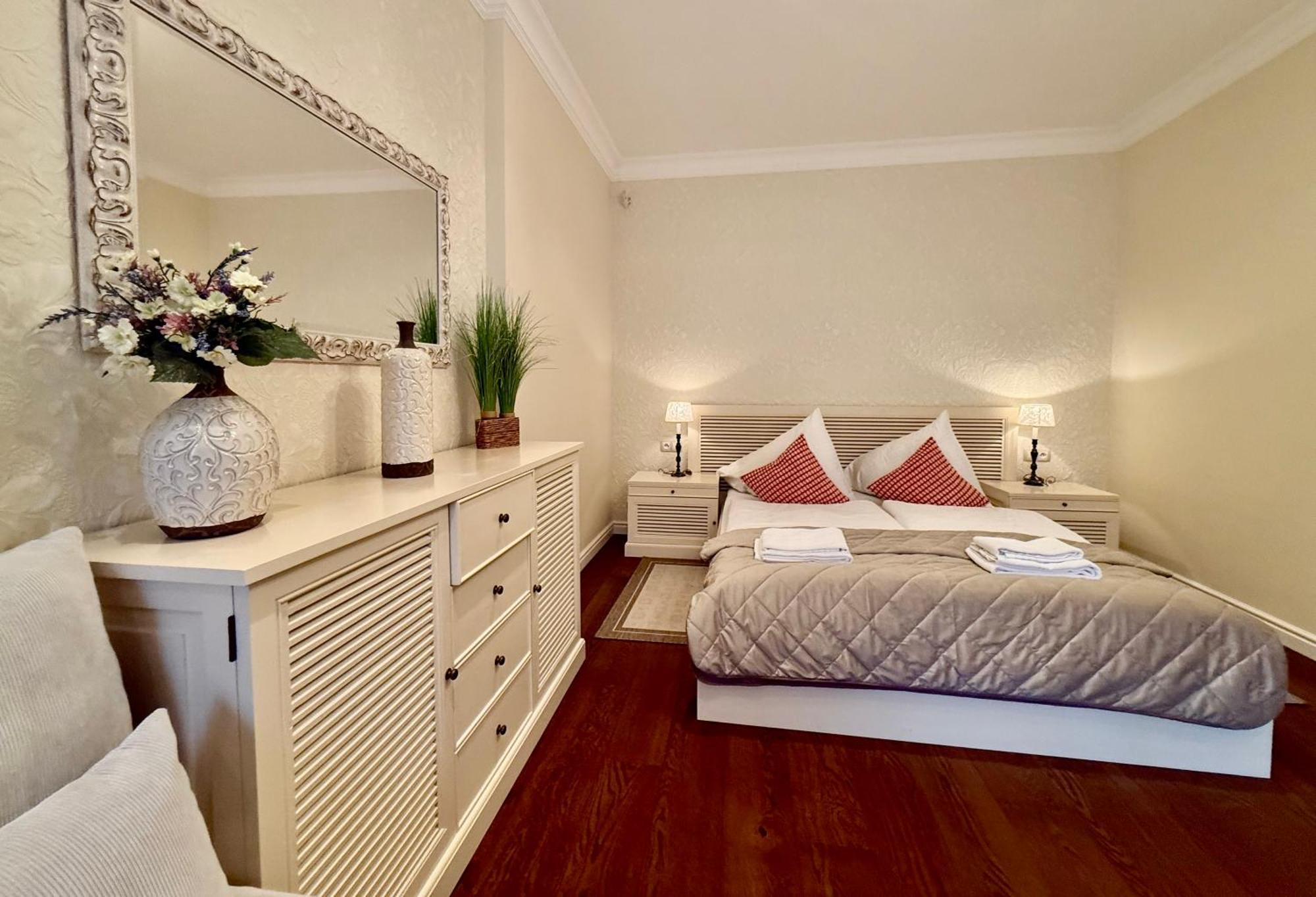 Unique Charles Bridge 2Bdr Apartment. Prague Luaran gambar