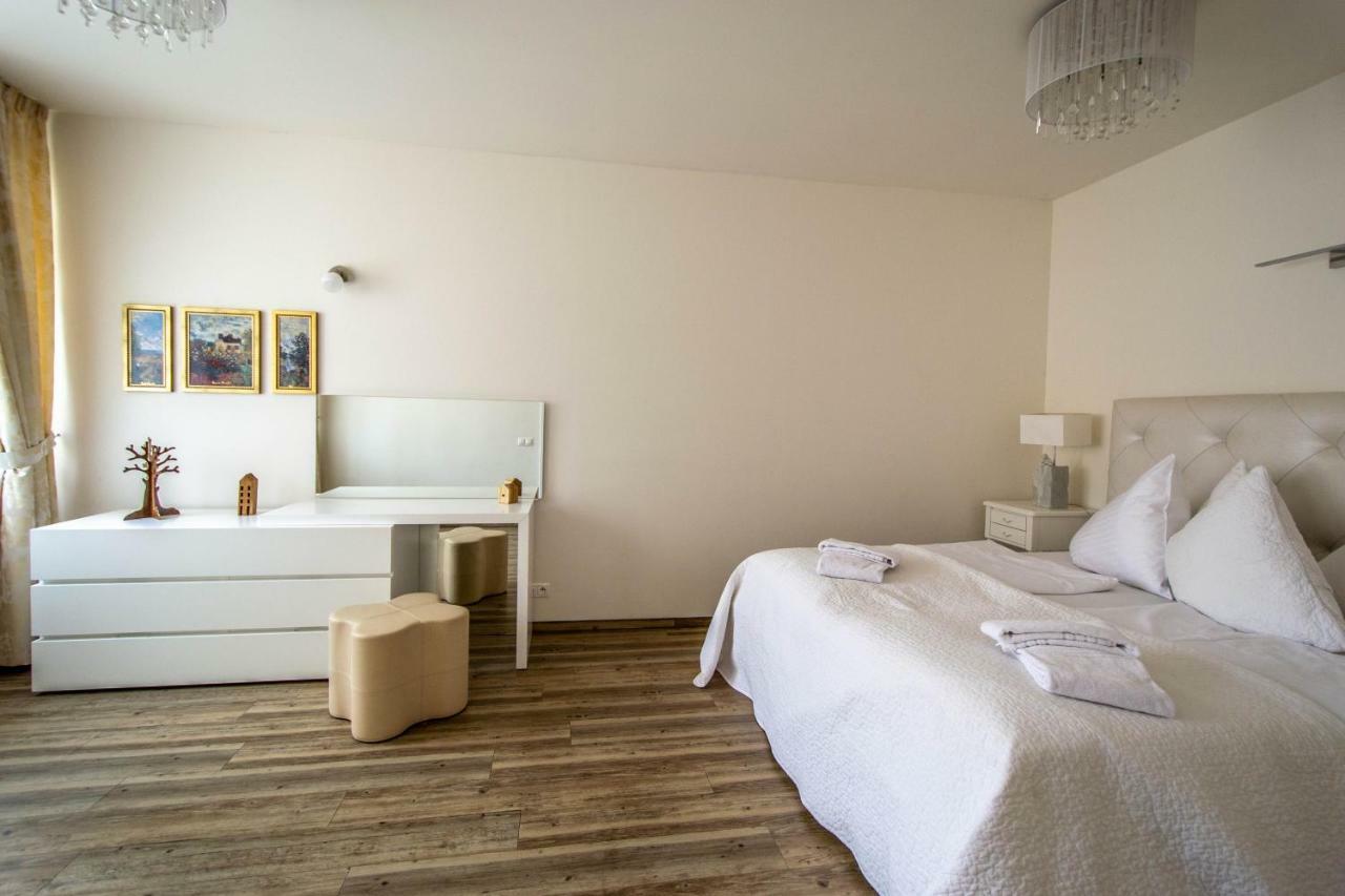 Unique Charles Bridge 2Bdr Apartment. Prague Luaran gambar